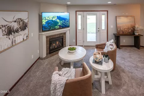 Living - 1003 Bremner Ave, Bismarck, ND 58503 photo 8 of 10