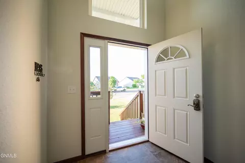 Entry Way - 1003 Bremner Ave, Bismarck, ND 58503 photo 5 of 6