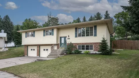2361 Rolling Dr, Bismarck, ND 58501