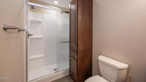 Bath - 2361 Rolling Dr, Bismarck, ND 58501 photo 3 of 4