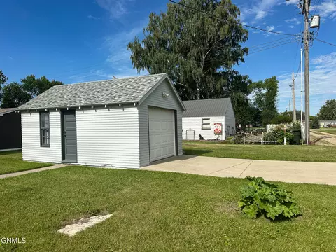 Exterior - 114 2nd Ave SW, Steele, ND 58482 photo 1 of 4
