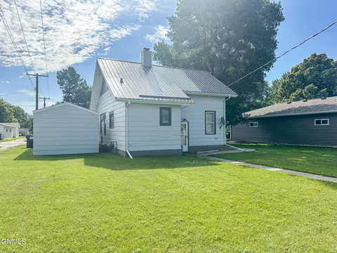 Exterior - 114 2nd Ave SW, Steele, ND 58482 photo 2 of 4