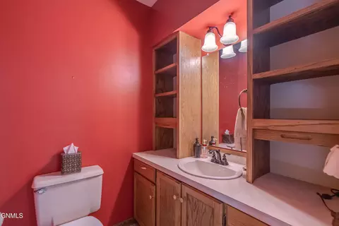 Bath - 415 Brandon Dr, Bismarck, ND 58503 photo 8 of 10