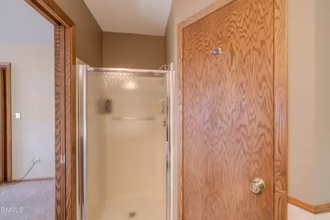 Bath - 415 Brandon Dr, Bismarck, ND 58503 photo 6 of 10