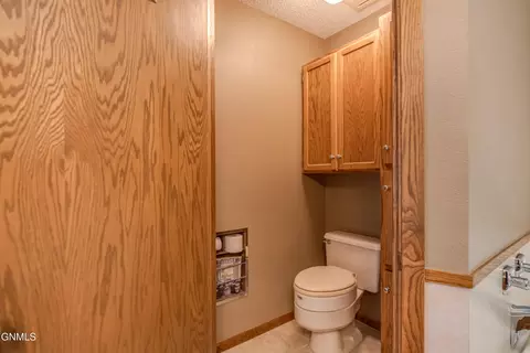 Bath - 415 Brandon Dr, Bismarck, ND 58503 photo 7 of 10