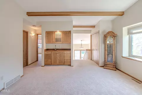 Living - 415 Brandon Dr, Bismarck, ND 58503 photo 9 of 10
