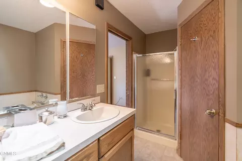 Bath - 415 Brandon Dr, Bismarck, ND 58503 photo 5 of 10