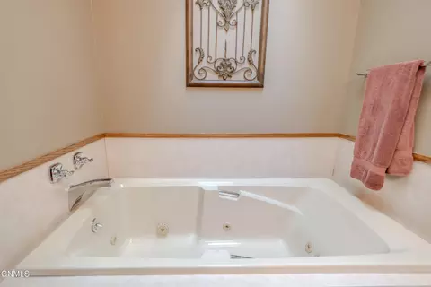 Bath - 415 Brandon Dr, Bismarck, ND 58503 photo 4 of 10