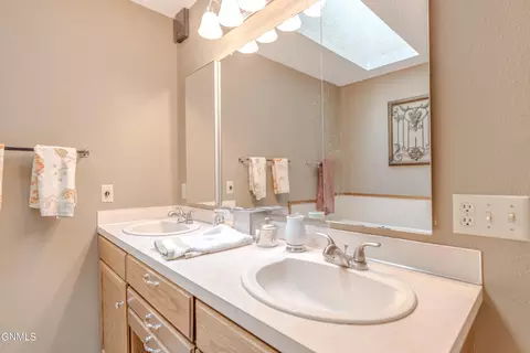 Bath - 415 Brandon Dr, Bismarck, ND 58503 photo 3 of 10
