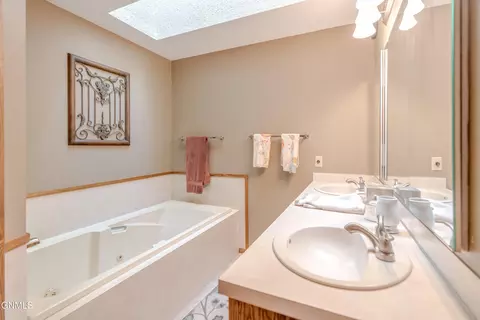 Bath - 415 Brandon Dr, Bismarck, ND 58503 photo 2 of 10