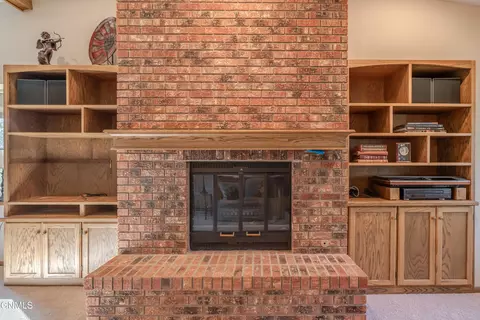 Living - 415 Brandon Dr, Bismarck, ND 58503 photo 8 of 10