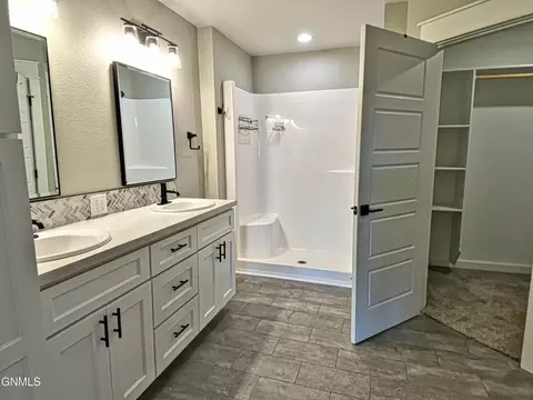 Bath - 13351 Meadow Creek St, Williston, ND 58801 photo 2 of 3