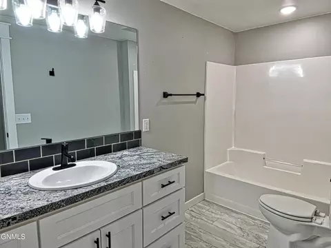 Bath - 13351 Meadow Creek St, Williston, ND 58801 photo 3 of 3