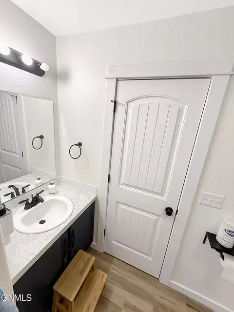 Bath - 2716 23rd St W, Williston, ND 58801 photo 3 of 7