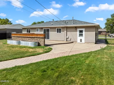 Exterior - 922 16th Ave W, Williston, ND 58801 photo 3 of 8