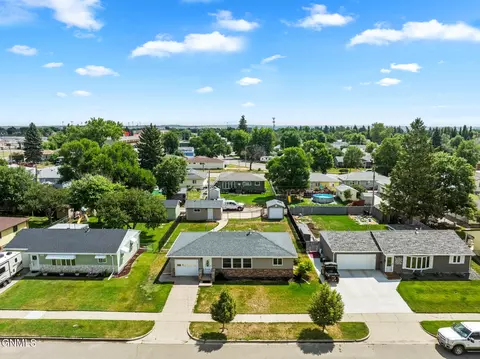 View/Area - 922 16th Ave W, Williston, ND 58801 photo 2 of 4