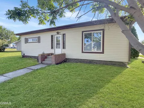 501 3rd St, Underwood, ND 58576