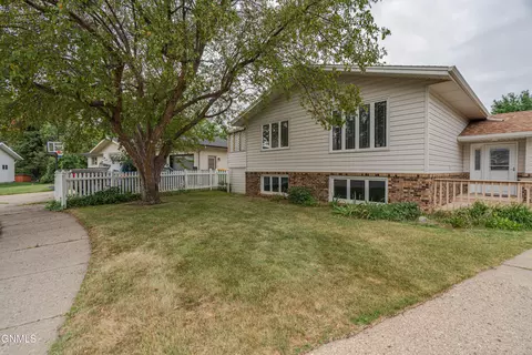 602 Hillview Pl NE, Mandan, ND 58554 photo 2