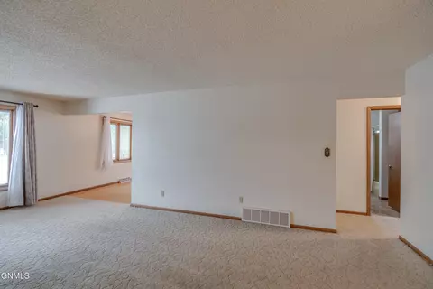 602 Hillview Pl NE, Mandan, ND 58554 photo 11