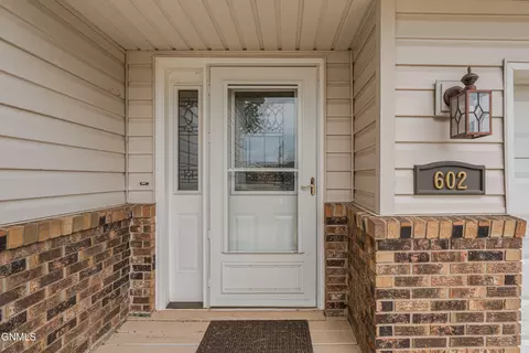602 Hillview Pl NE, Mandan, ND 58554 photo 4