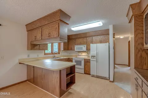 602 Hillview Pl NE, Mandan, ND 58554 photo 13