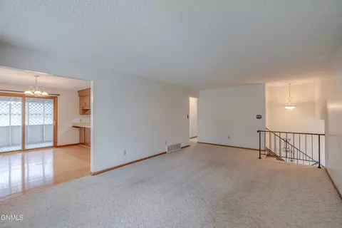 602 Hillview Pl NE, Mandan, ND 58554 photo 12