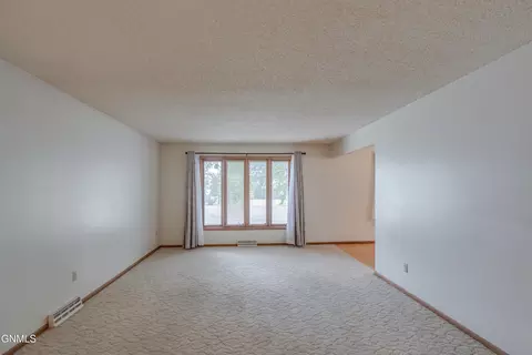 602 Hillview Pl NE, Mandan, ND 58554 photo 10