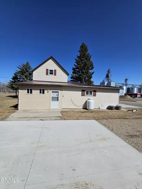 214 N 8th St, Wishek, ND 58495