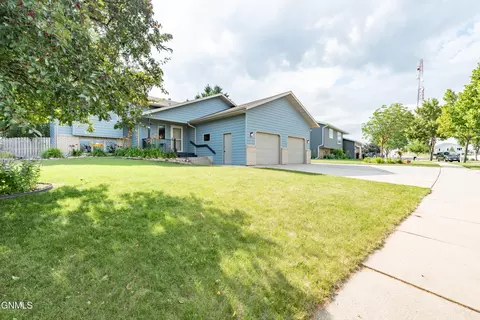 3916 Dominion St, Bismarck, ND 58503