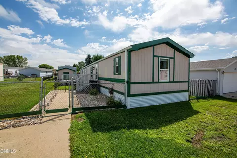 5051 Redcoat Dr, Bismarck, ND 58501