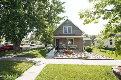 501 6th Ave SE, Jamestown, ND 58401