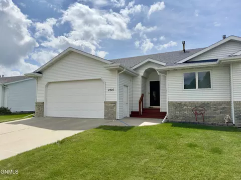 2306 Santa Barbara Dr, Bismarck, ND 58504