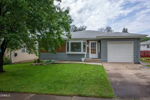 1220 17th St, Bismarck, ND 58501