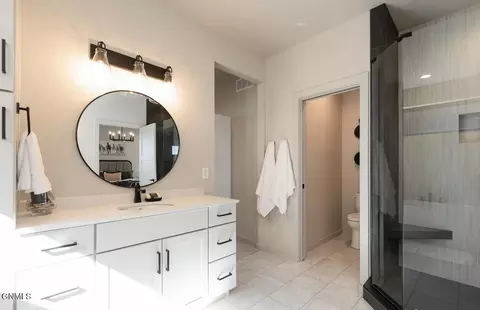 Bath - 4015 Clairmont Rd, Bismarck, ND 58503 photo 2 of 5