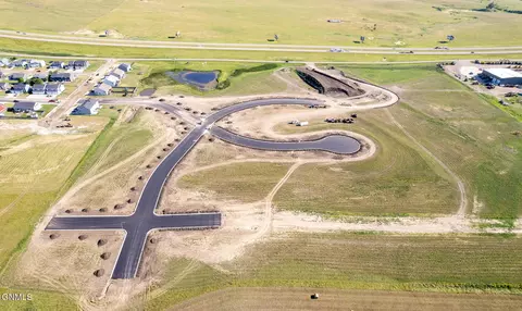 4527 Blackstone Ln NW, Mandan, ND 58554