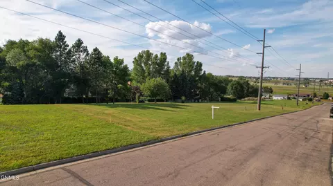 1920 26th St N, Bismarck, ND 58501