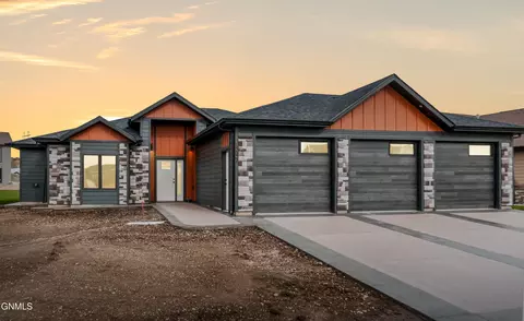 407 Flint Dr, Bismarck, ND 58503