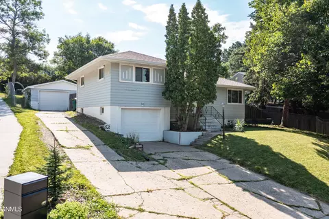 831 Crescent Ln, Bismarck, ND 58501