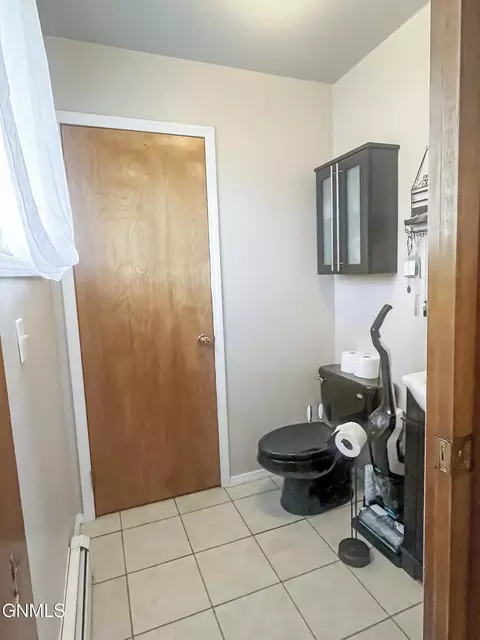 Bath - 703 14th St W, Williston, ND 58801 photo 4 of 5