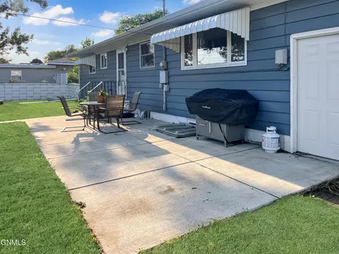 Exterior - 703 14th St W, Williston, ND 58801 photo 6 of 6