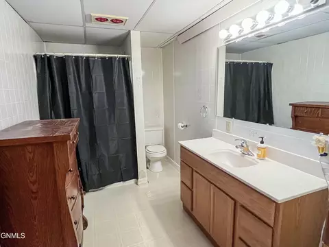 Bath - 703 14th St W, Williston, ND 58801 photo 5 of 5