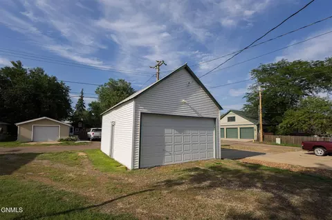 236 5th St W, Dickinson, ND 58601 photo 5