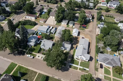 236 5th St W, Dickinson, ND 58601 photo 2