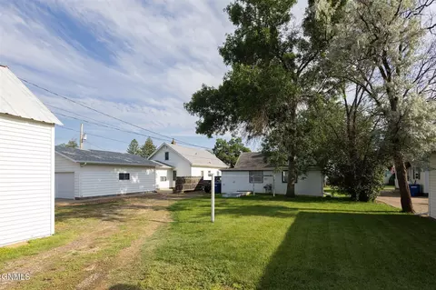 236 5th St W, Dickinson, ND 58601 photo 3