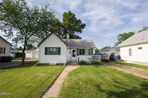 236 5th St W, Dickinson, ND 58601 photo 8