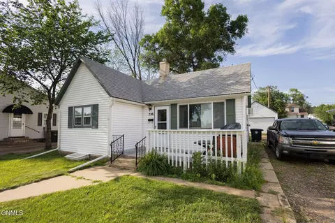 236 5th St W, Dickinson, ND 58601