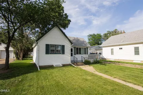 236 5th St W, Dickinson, ND 58601 photo 7