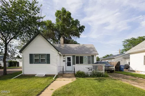 236 5th St W, Dickinson, ND 58601 photo 9