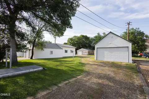 236 5th St W, Dickinson, ND 58601 photo 11