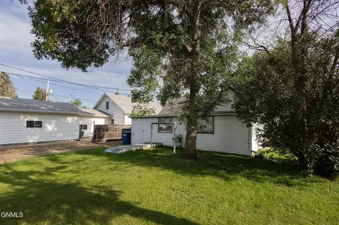 236 5th St W, Dickinson, ND 58601 photo 4